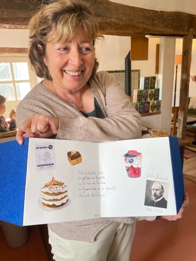 Béatrice Pateau immortalise des gâteaux à l'aquarelle au café éphémère "Poil de Carotte", Chitry-les-Mines, le 15 novembre 2025