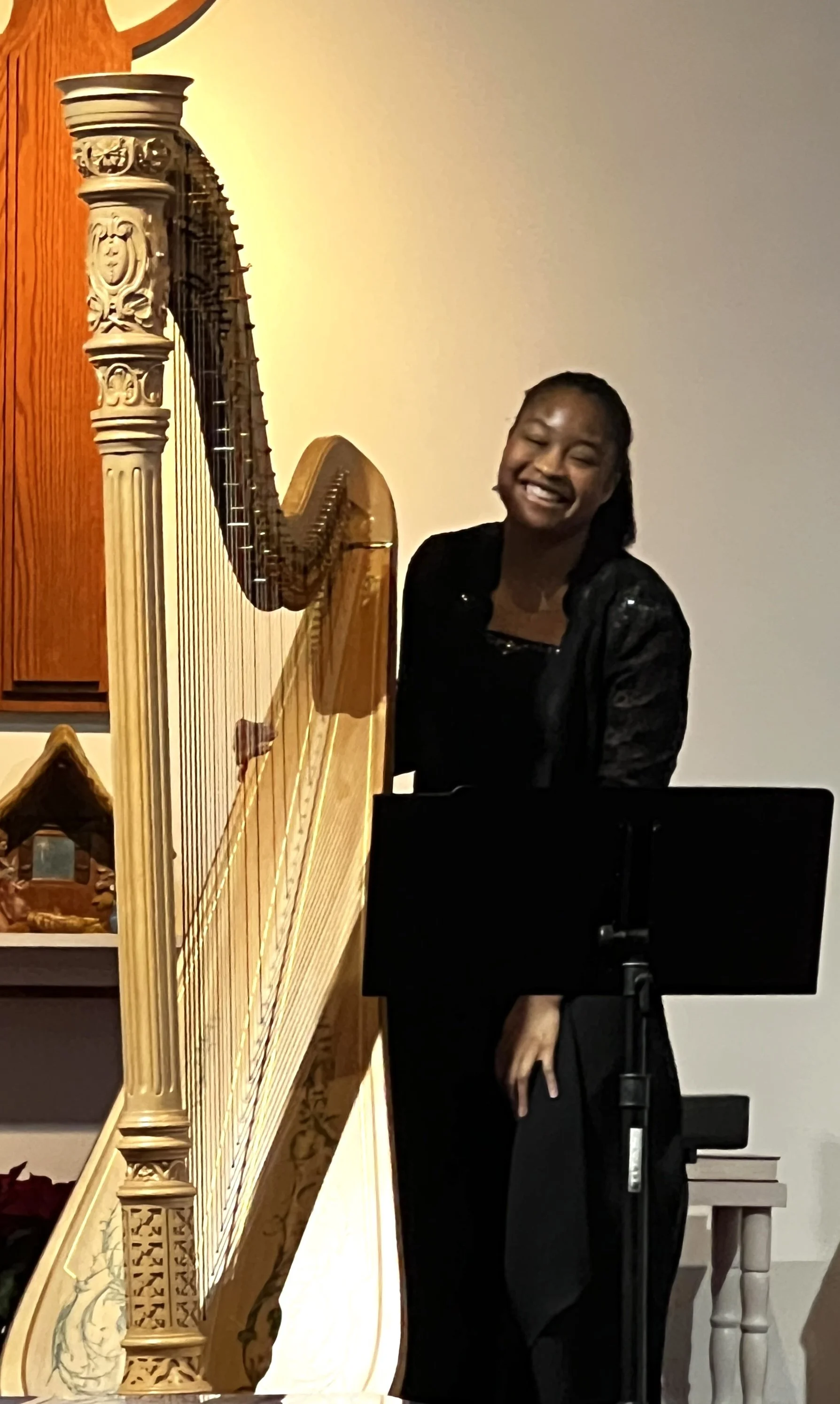 Abigail Bachelor performs Christmas music