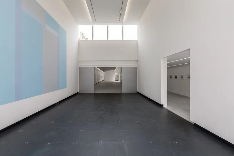 A parte frontal da edificação, de pé-direito duplo e destinada a grandes formatos, recebeu um sistema de iluminação similar à da galeria, combinando iluminação indireta difusa com projetores direcionados.