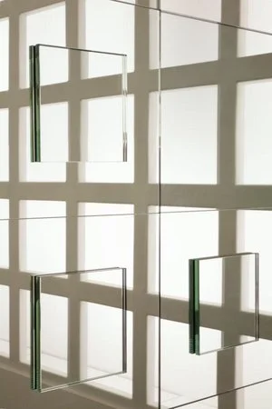 refractal
E, para além desse pequeno ambiente, os objetos nele contidos se multiplicam, se destruindo um pouco a cada reprodução, recortadas por quadrados espelhados cujas reflexões se superpõem.
Então estamos nesse quarto, mas também num caleido