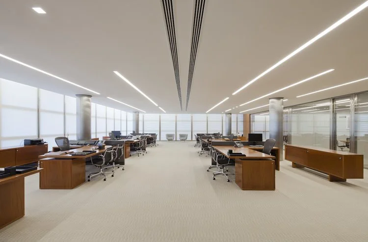 sala da presidência:
As linhas de luz difusas situam-se sobre as mesas, deixando o centro livre.
O desenho descontinuado das linhas rompe com o aspecto sóbrio do ambiente.
Paginação das linhas em estrita coordenação com ar condicionado.