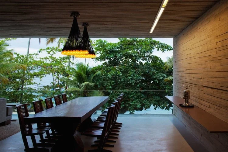 jantar:
Luminária decorativa + wallwasher linear para a parede embutido no concreto.