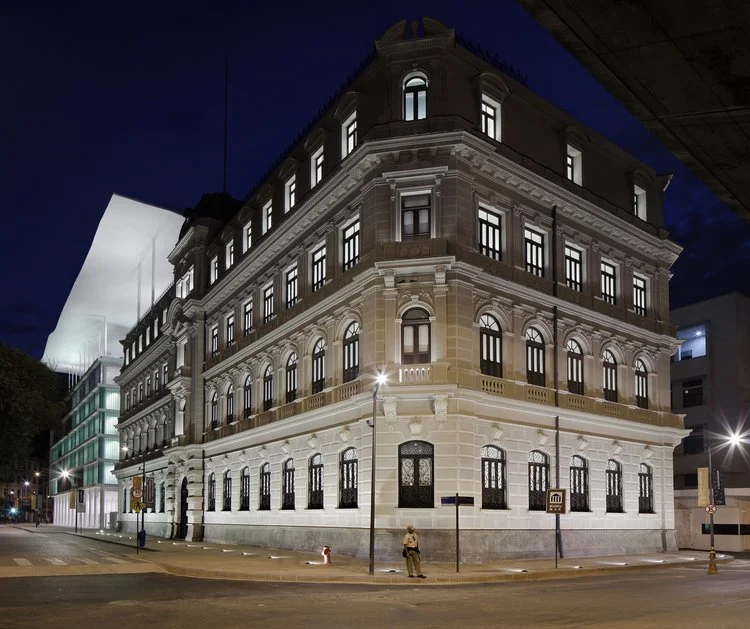 fachada do palacete dom joão vi:
Por questões museográficas, um anteparo barra a entrada de luz natural nos pavimentos.
Este anteparo é iluminado internamente, recriando a ilusão de janelas acesas, quando vistas do exterior.