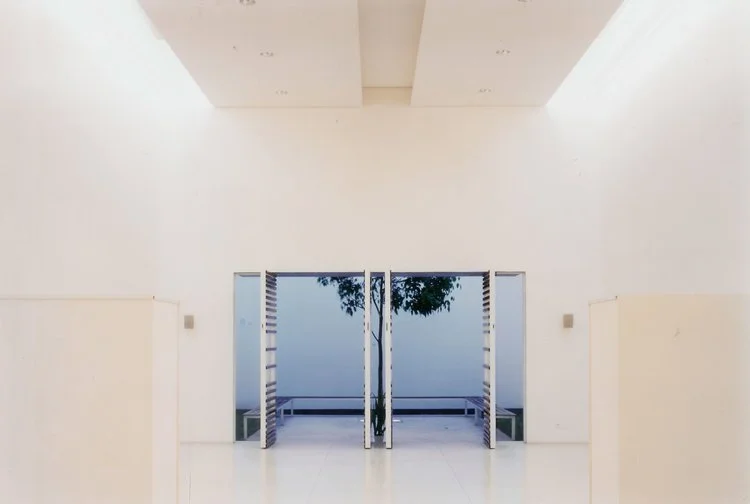 vista para os fundos (portas abertas):
Iluminação homogênea a partir das sancas longitudinais.