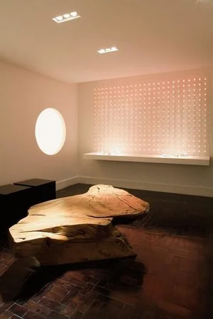 Projeto de ambientação temporária para o showroom da La Lampe, em que são desconstruídos os ambientes tradicionais de uma residência para expor sutilezas e ambiguidades da luz.
