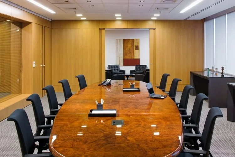sala do conselho:
Iluminação contínua difusa.
Luminárias “no frame”.