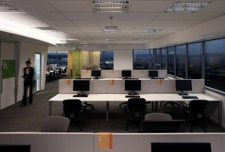 postos de trabalho móveis:
Sensores de presença e luminosidade.
Iluminação se ajusta conforme presença de usuários.