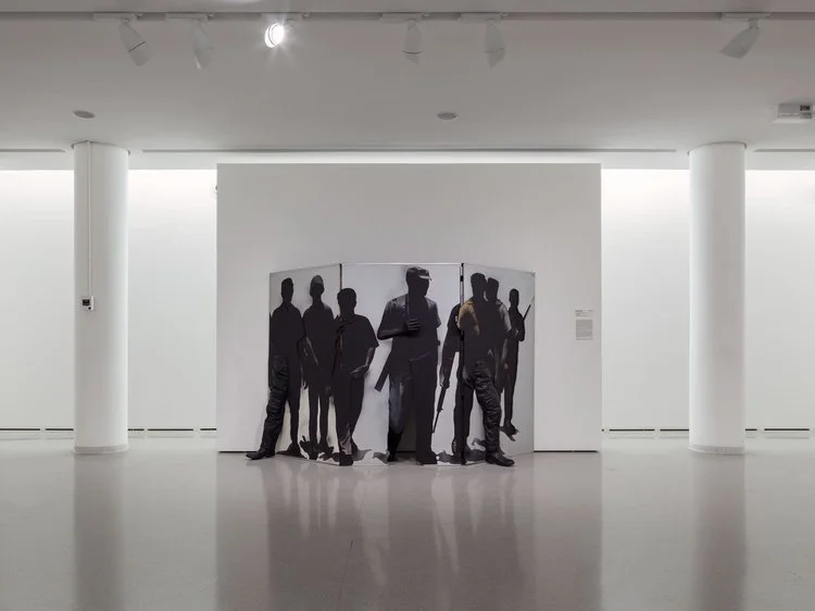 área expositiva:
A iluminação artificial recria a impressão de luz natural nas paredes longitudinais, já que esta última é barrada por questões museográficas.