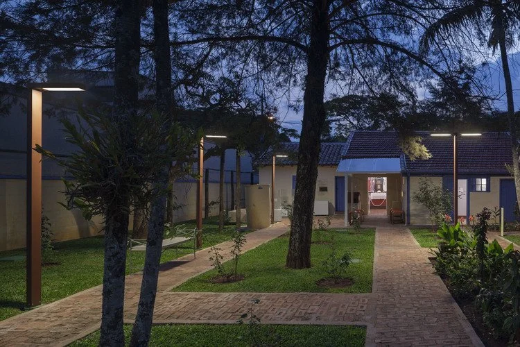 jardim dos fundos:
Postes de desenho contemporâneo criam a necessária ambientação para esta área externa.