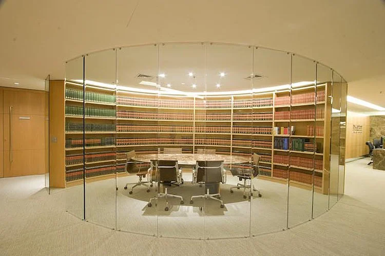 biblioteca:
Iluminação linear periférica para as estantes.
Iluminação pontual para a mesa de leitura.