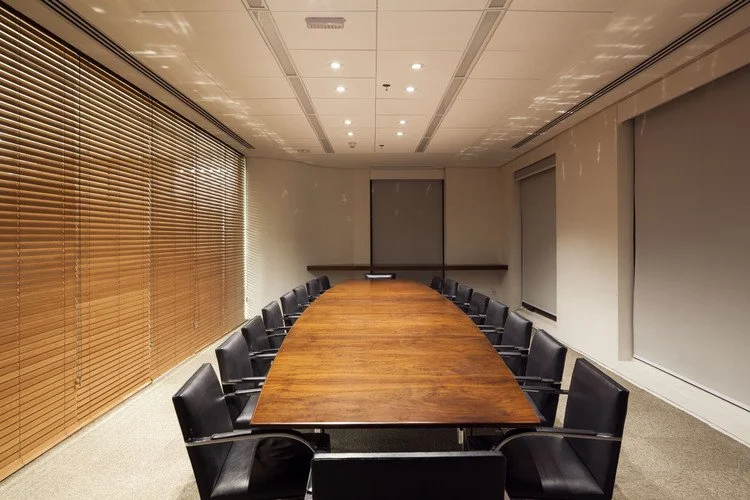sala de reuniões:
Apenas luz de destaque acesa.