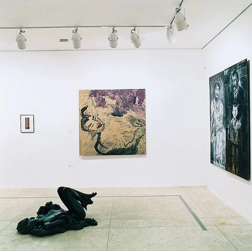 sala de exposição:
Forro de gesso + trilhos eletrificados embutidos.