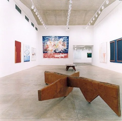 sala de exposição:
Pé-direito alto, laje aparente.
Trilhos eletrificados aparentes para fixação de projetores – facho aberto para paredes (HA 30w) / fachos médio (par 30 75w) e concentrado (AR 111) para esculturas.