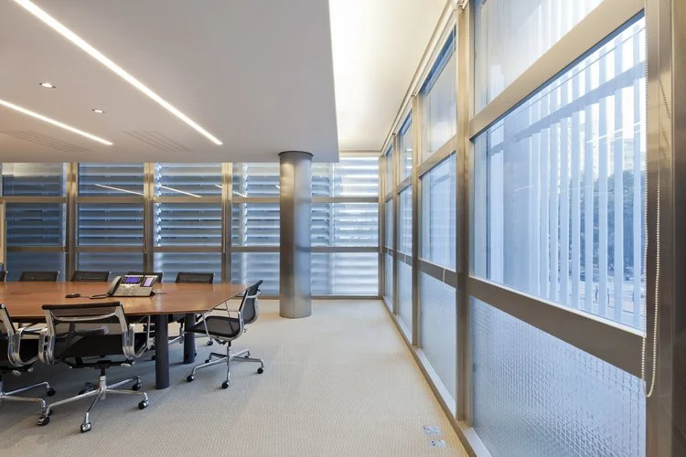 sala de reunião:
À direita veem-se as janelas e brise-soleils.
A iluminação complementar é feita com barras de LED e perfeitamente amalgamadas à luz natural.