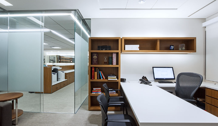 sala de advogado:
Ao fundo, a circulação emoldurada por uma linha difusa.