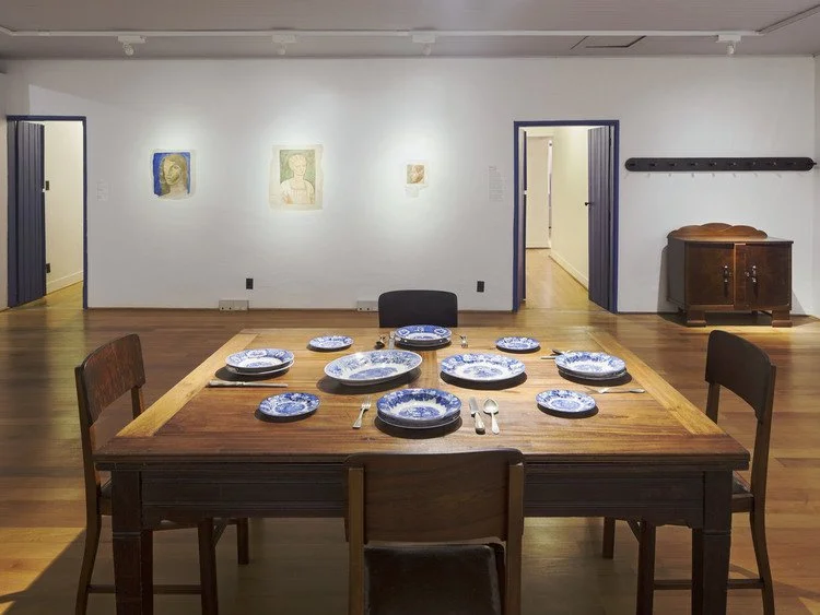 antiga mesa de jantar do artista:
Assim como as obras de arte, pequenos objetos do cotidiano são também valorizados.
