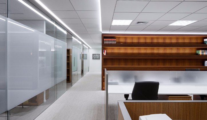 sala dos estagiários / circulação:
Uma linha de luz contínua e embutida desenha a circulação até o fundo.