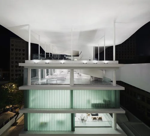 Uma lâmina "flutuante" em concreto cria uma conexão simbólica entre os edifícios – o palacete Dom João VI (Museu de Arte do Rio) e o prédio contíguo (escola do olhar).
Esta lâmina é iluminada por fachos de luz abertos, distribuídos pelos pisos e cob
