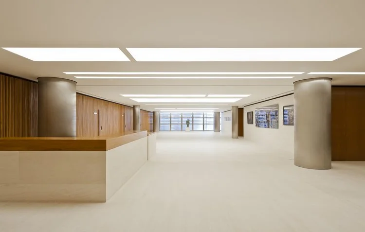 foyer:
Retângulos luminosos de formas alternadas compõem o espaço.