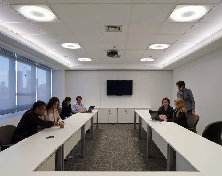 salas de treinamento:
Sancas com LEDs.
Downlights com duas fases.