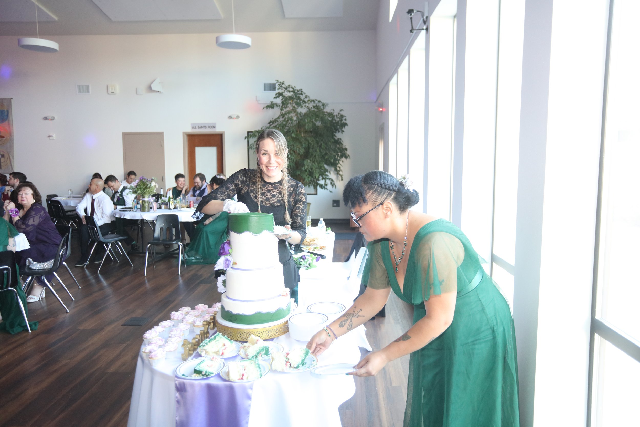 Gary Delph Photography- Chloe cutting the cake