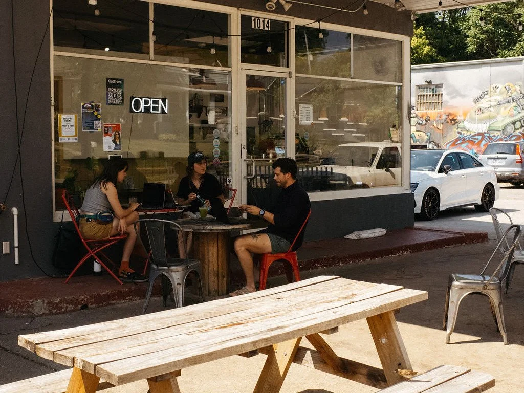 Best Coffee Shops in Knoxville With Outdoor Seating (For Vibe, Sunlight &amp; Actually Staying Awhile)