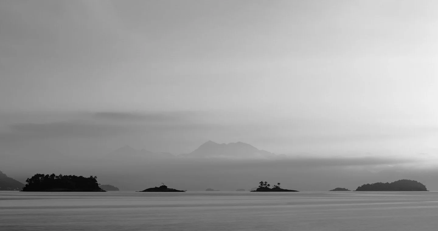 Primeira luz em Angra preto e branco