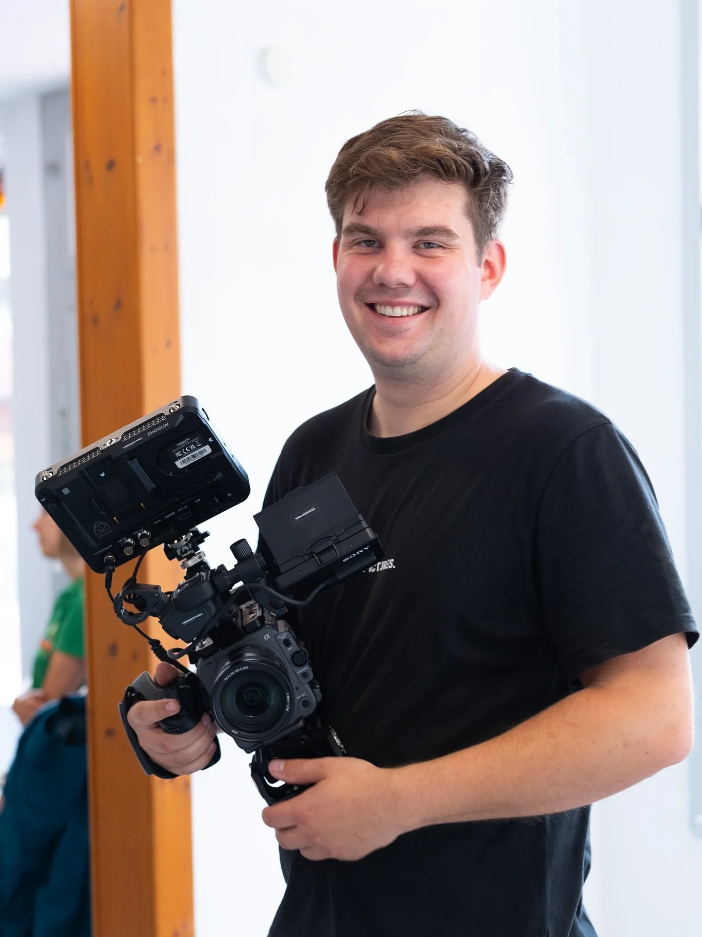 Mit neuem Besteck macht die Arbeit doch gleich doppelt so viel Spaß! @paul_f._roloff beim Dreh für die @leader.moorexpress.stadergeest 🎥
#film #video #produktion #videoproduction #videoproduktion #filmproduktion #altesland #jork #hamburg