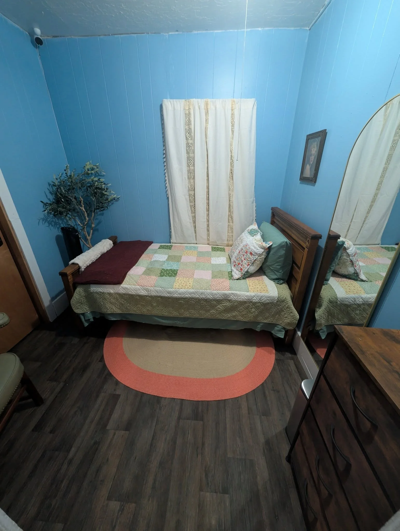 DOWNSTAIRS 716 BED.jpg