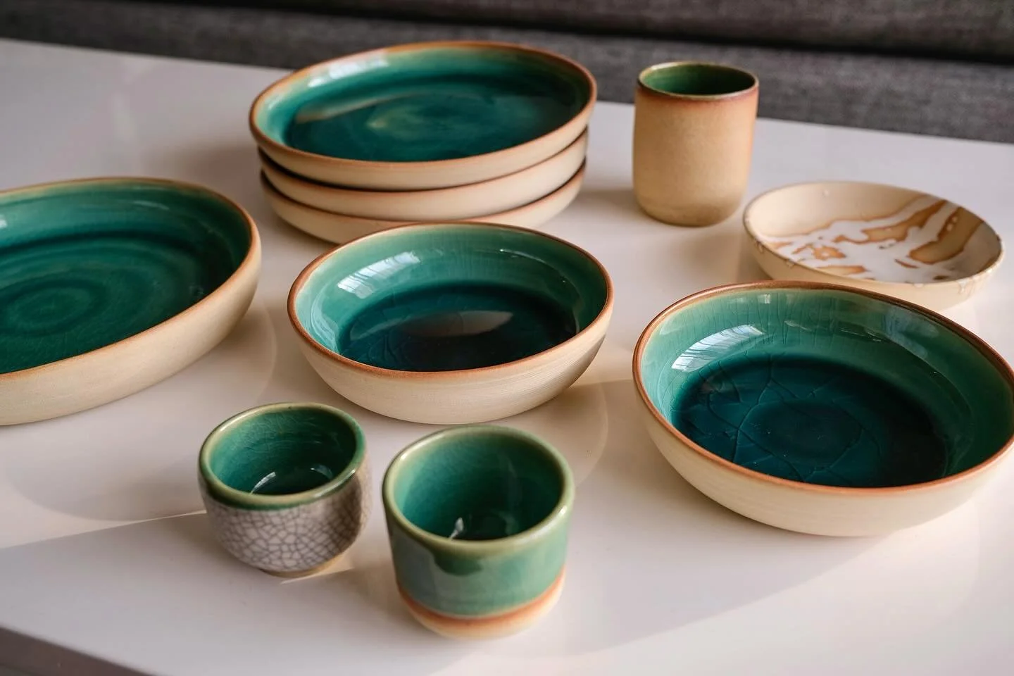 Appreciating and missing @makiko.koide&rsquo;s Tokyo studio, where the glaze came out just right. Three years later, I&rsquo;m still experimenting to find the right combo of clay + glaze + kiln to recreate this aesthetic.