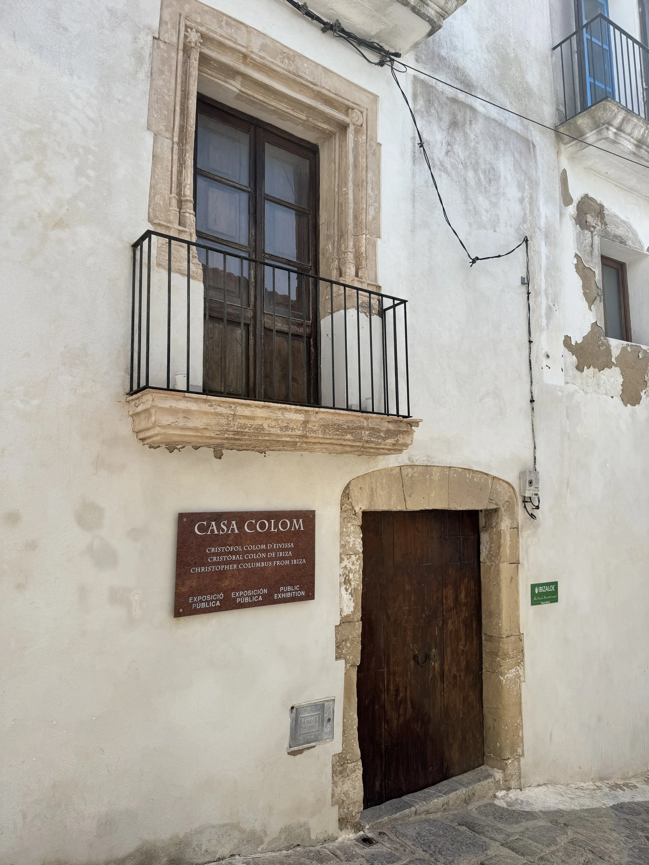 A plaque that says it was Christopher Columbus house