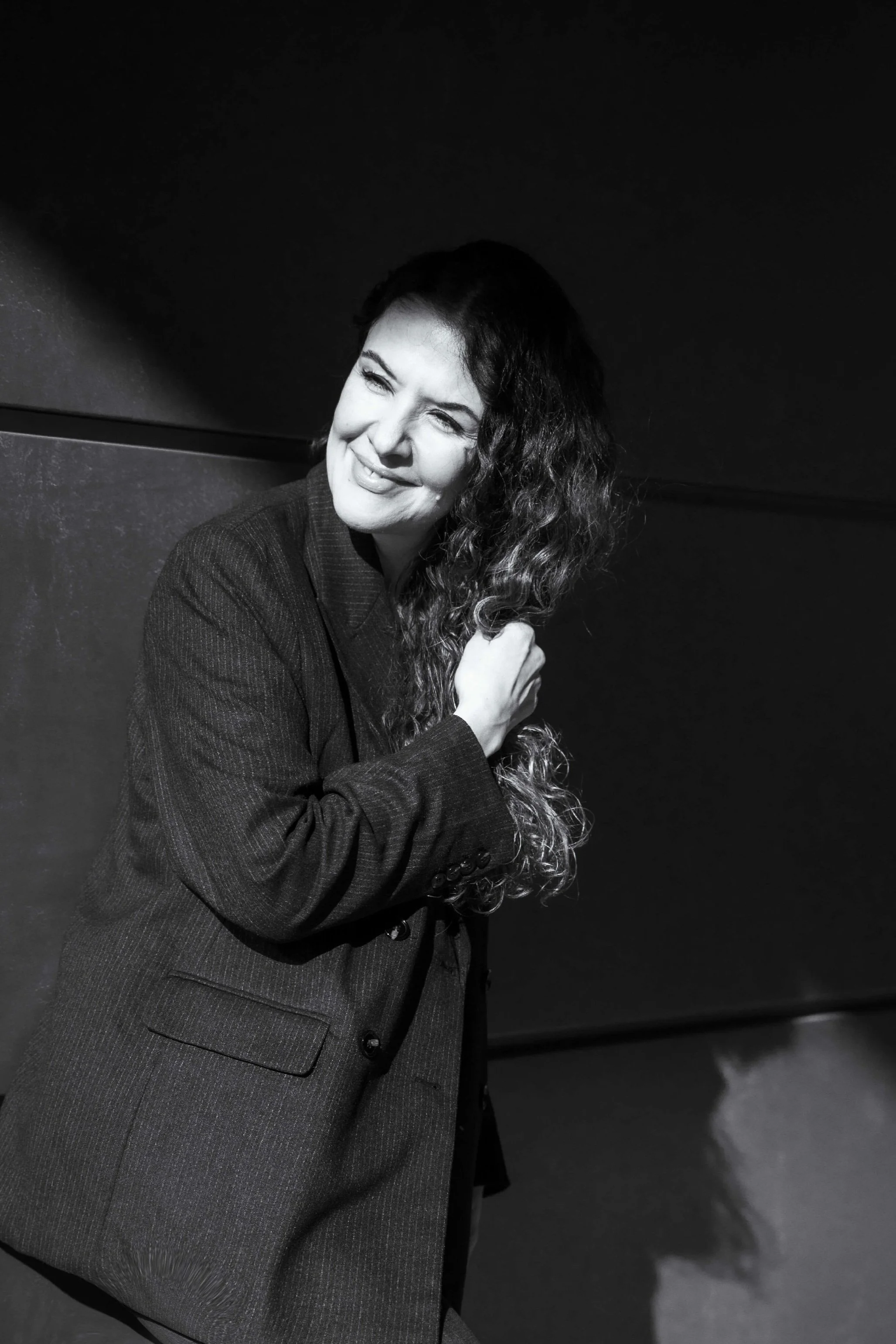 Schwarzweisse Bild mit Rini Pegka halb in der Sonne halb im Schatten