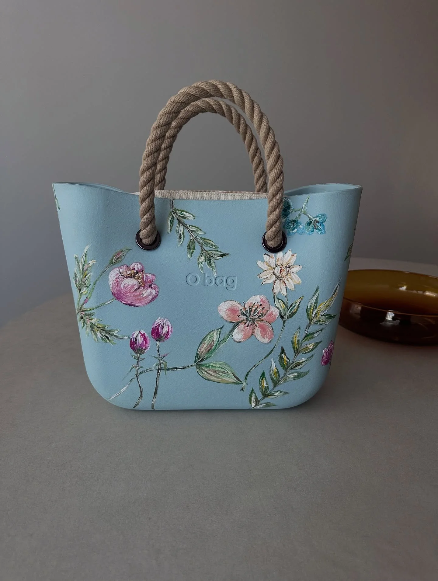 Painting isn&rsquo;t confined to canvas, it can live on objects we carry, touch, and use every day.

This hand-painted @obagofficial became a surface for floral motifs, layered with soft brushstrokes and subtle detail. Transforming something function