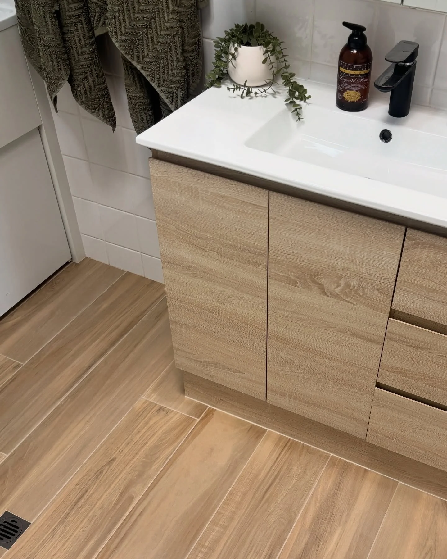 Brought the warm, timber vibe from Maria&rsquo;s main flooring into her bathroom and ensuite 🥰 Did you catch the before photos in our highlights? 👀 

It&rsquo;s amazing how much floor tiles can completely change the feeling space 🛀🏻 Thanks Maria 