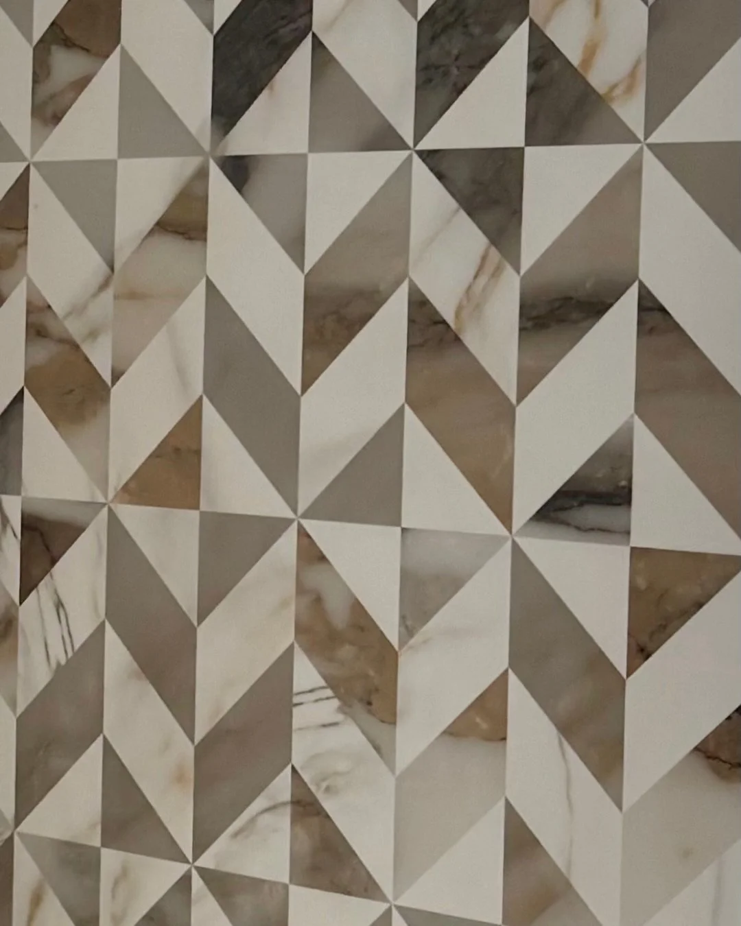 How we used it.

The Cava Borghini tile was used as a full kitchen splashback to turn a functional space into a feature. 

The soft satin finish keeps it refined, while the bold veining and geometric pattern brings movement and depth without overwhel