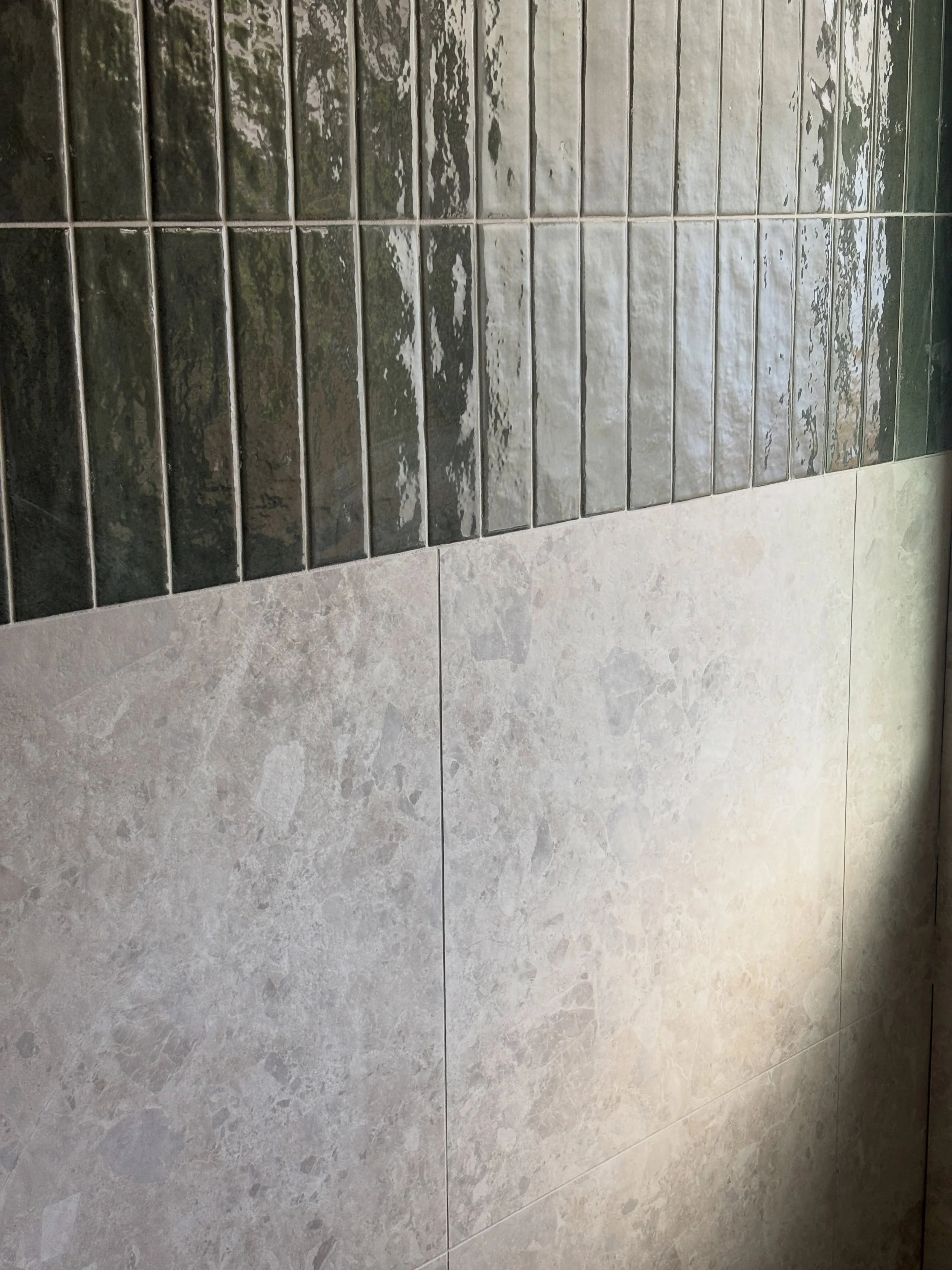 We looove a green moment in a bathroom!

Some more tiling work done for @bryterdays_construction 🙂&zwj;↕️ Tiles from @groovetiles 🤩