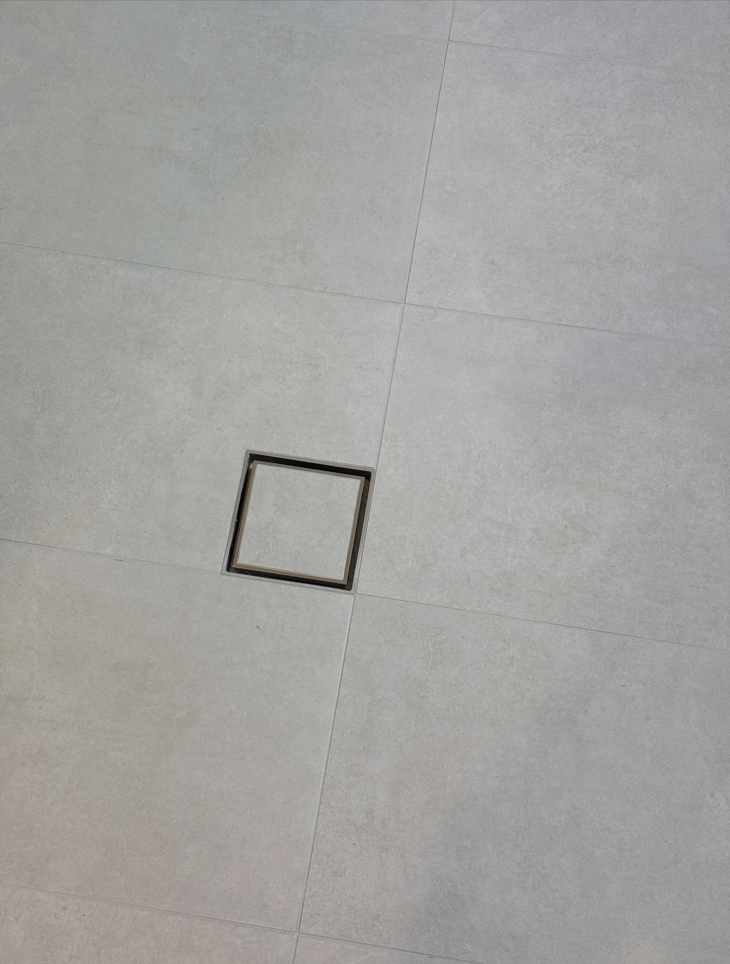 We love a grout and tile match that just works 🤌 

Floor: @nationaltilesau Concrete Fusion Alloy 300x600
Walls: @nationaltilesau 3D Carrara Wall Gloss 300x600
Grout: @ardexaustralia FSDD Misty Grey