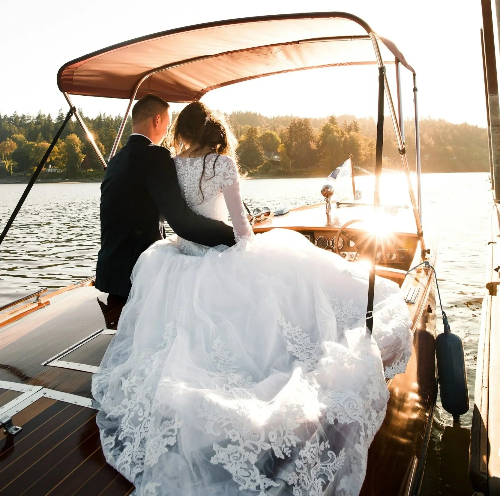 wisconsin-destination-wedding-couple-on-boat-northern-wisconsin