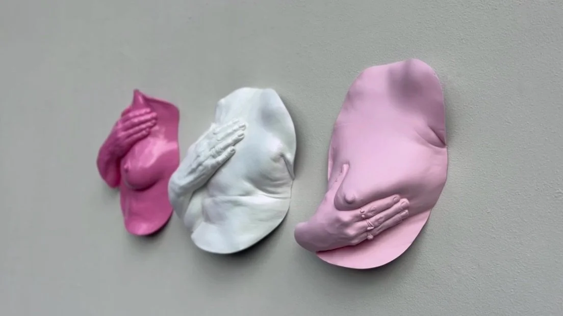 Drieluik bodycasting sculpturen van drie vrouwen die borstzelfonderzoek doen, kunstwerk van Venus in Vorm, handgemaakt van hars in roze, wit en lichtroze met glanzende en matte afwerking, ter bewustwording van borstkanker en borstzelfonderzoek.
