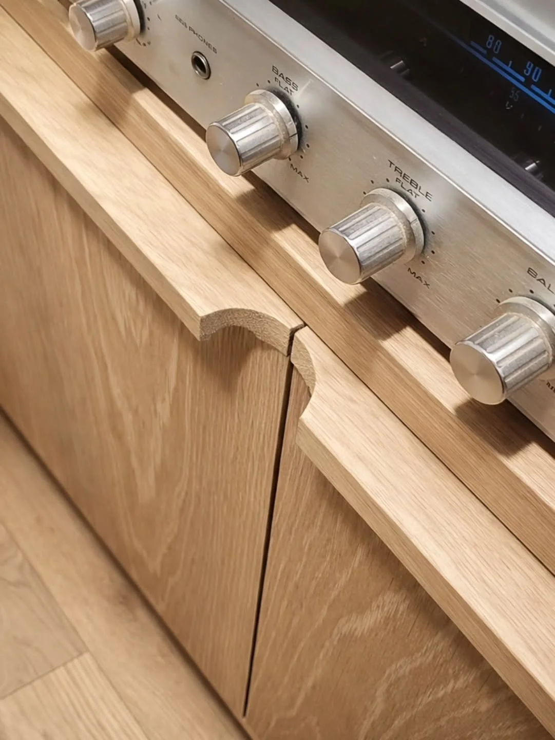 A sneaky peek at our latest project, completed at the beginning of the year.

Oak veneered plywood with solid white oak handles. This was a great project to work on.

More photos coming soon.

#recordplayer #bespokefurniture
#cornwallliving #bespokec