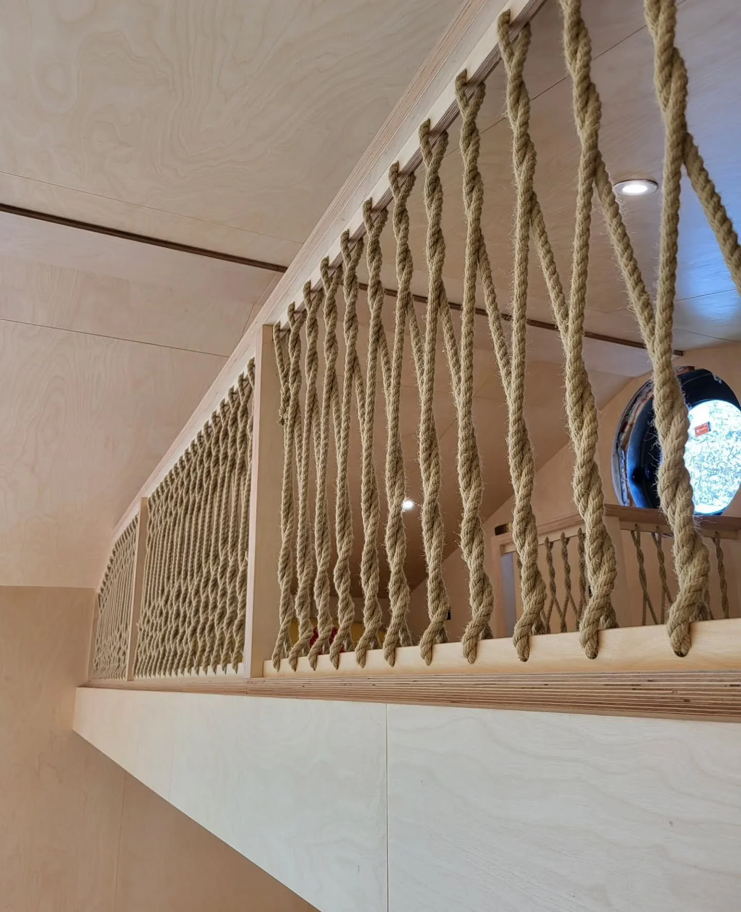 Here's a closer look at the rope banister installed by @southwest.play. The natural tones of the rope work beautifully with the birch ply.