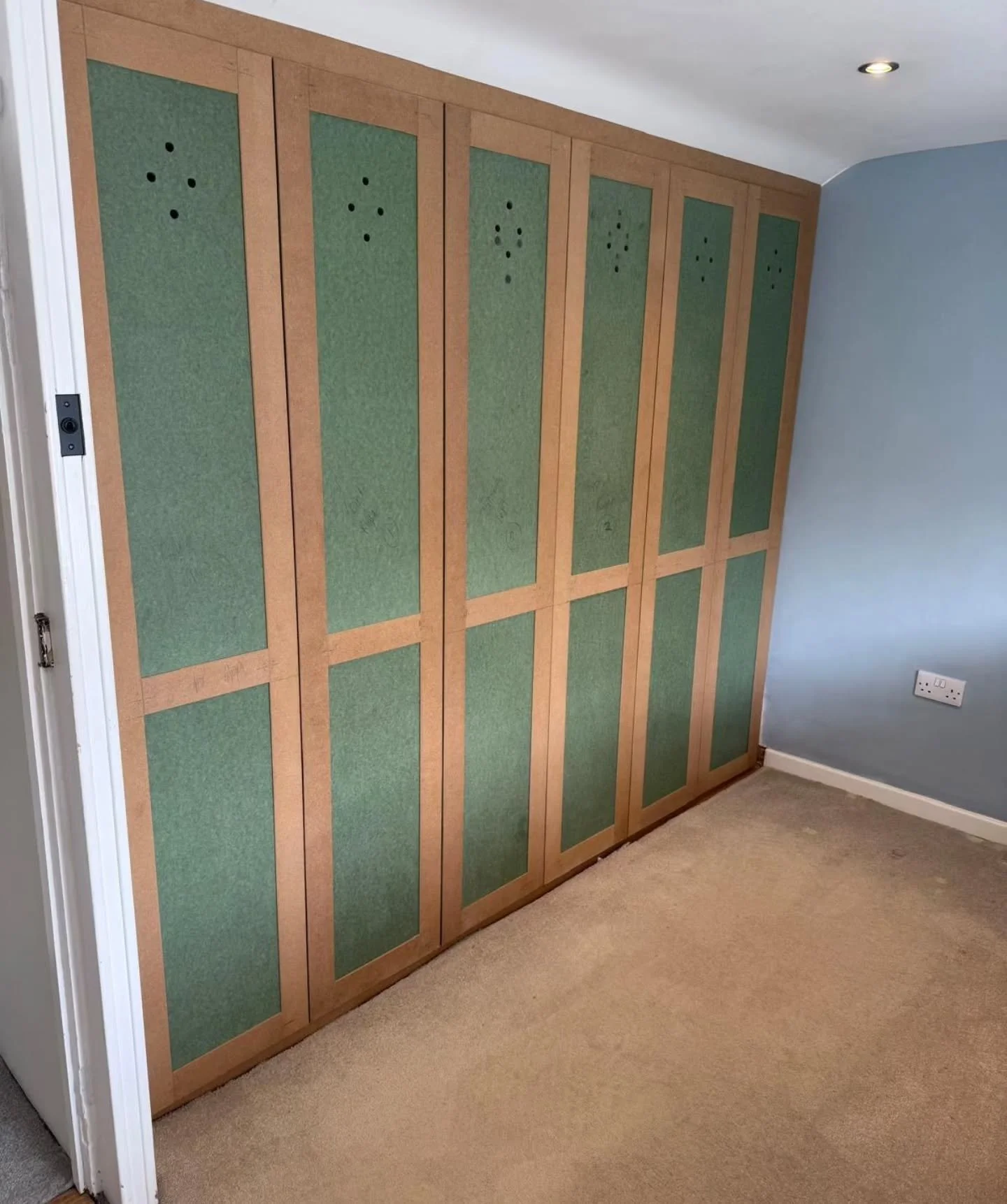 Constructed from oak veneered plywood with MDF fronts, this design offers a cost-effective solution. Our client opted to paint the fronts independently, resulting in significant savings. The oak veneered plywood can be efficiently finished with a sin