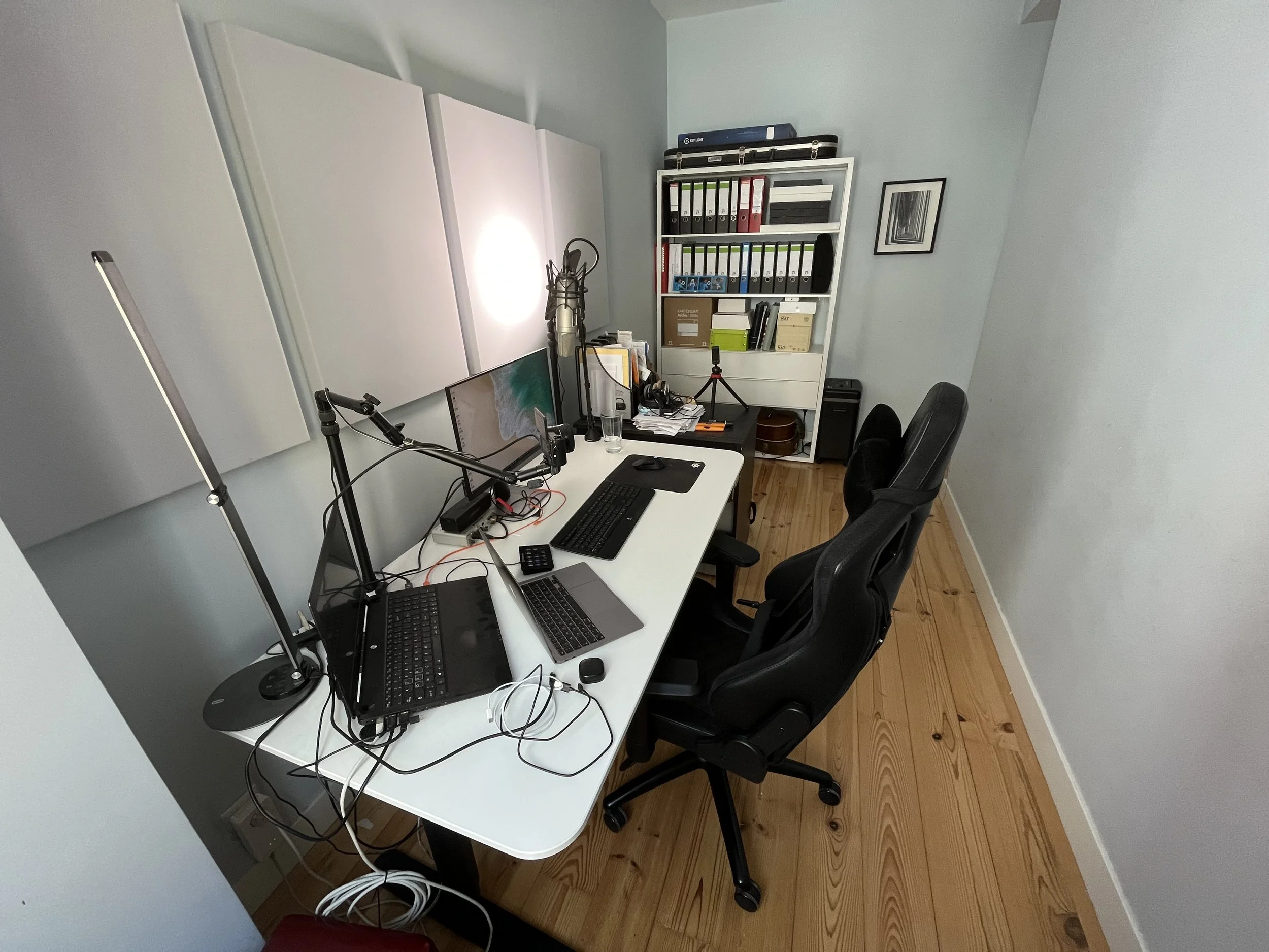 I take my room and tech setup for virtual workshops very seriously: A high level microphone, a quality camera, perfect light. And backup devices in case something does not work as expected.