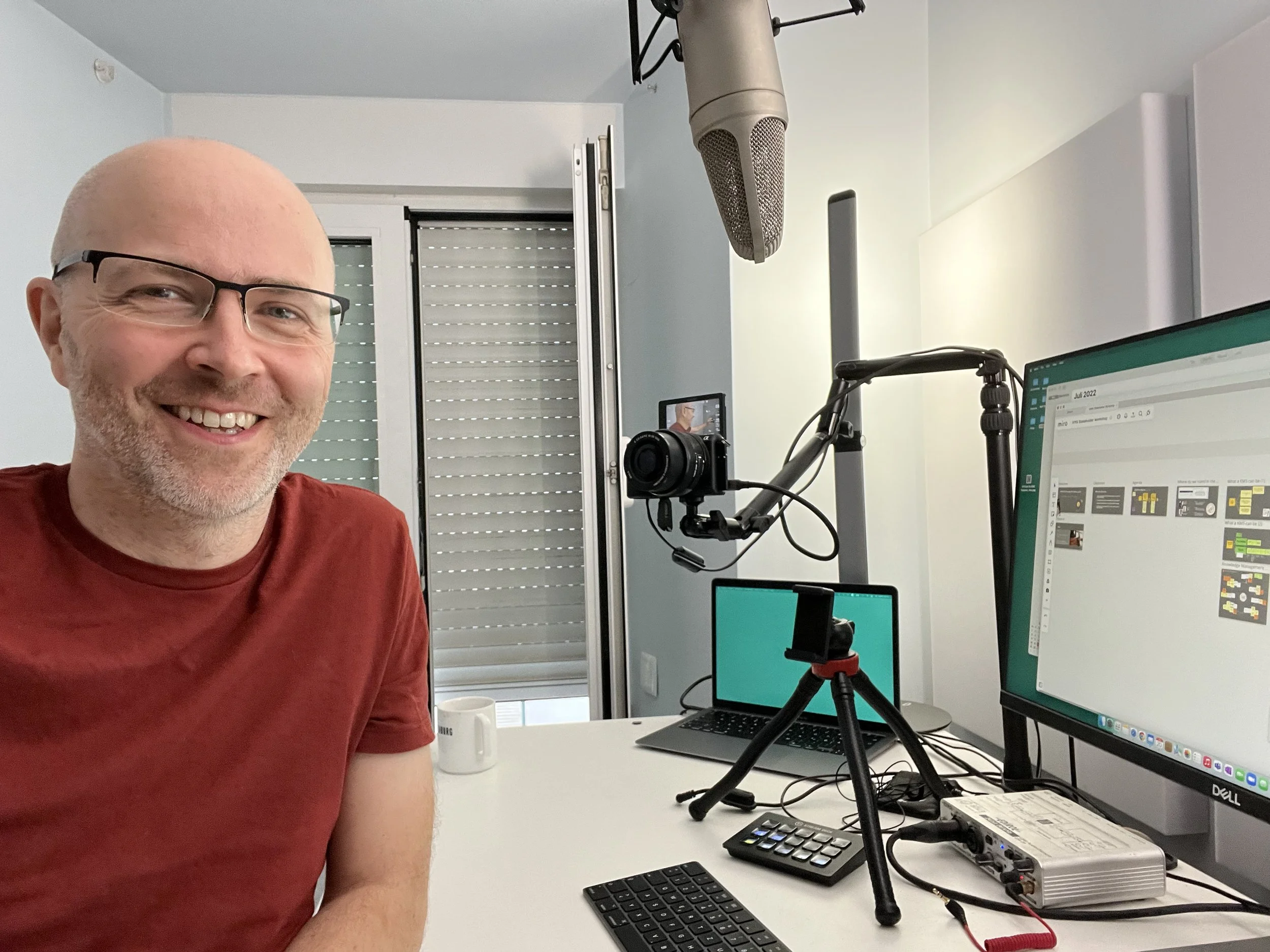 After finishing a virtual workshop with clients from the Asia-Pacific region, I smile into the camera: I got up at 3.30 am that day to start the workshop at 4.30 am my time...