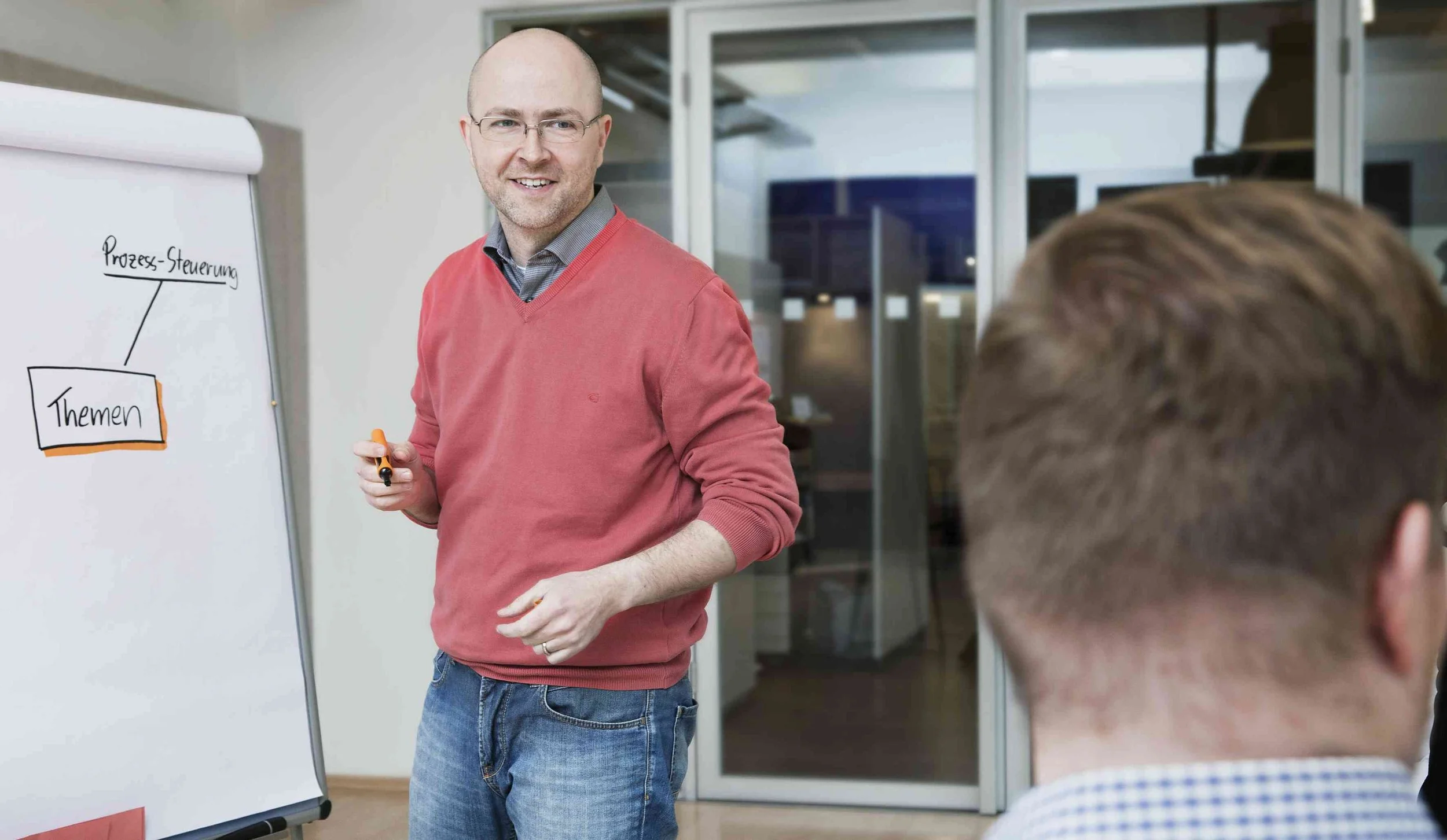Collecting topics at the beginning of a business strategy workshop.