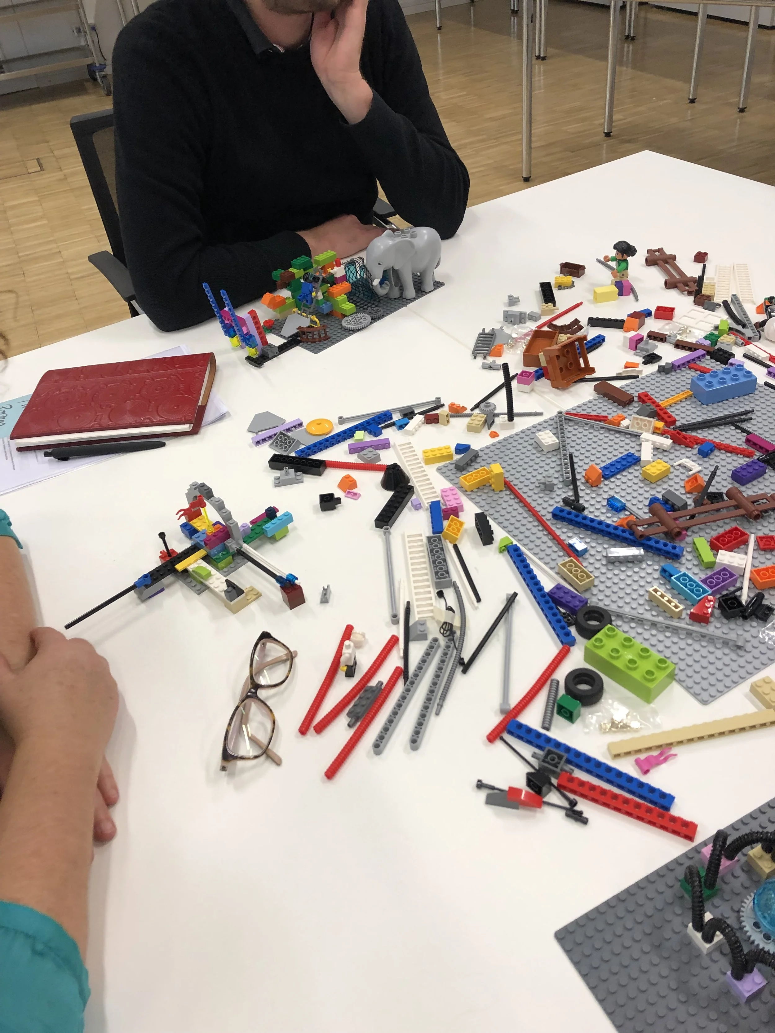 A team describes and discusses their challenges with the help of LEGO® SERIOUS PLAY®.