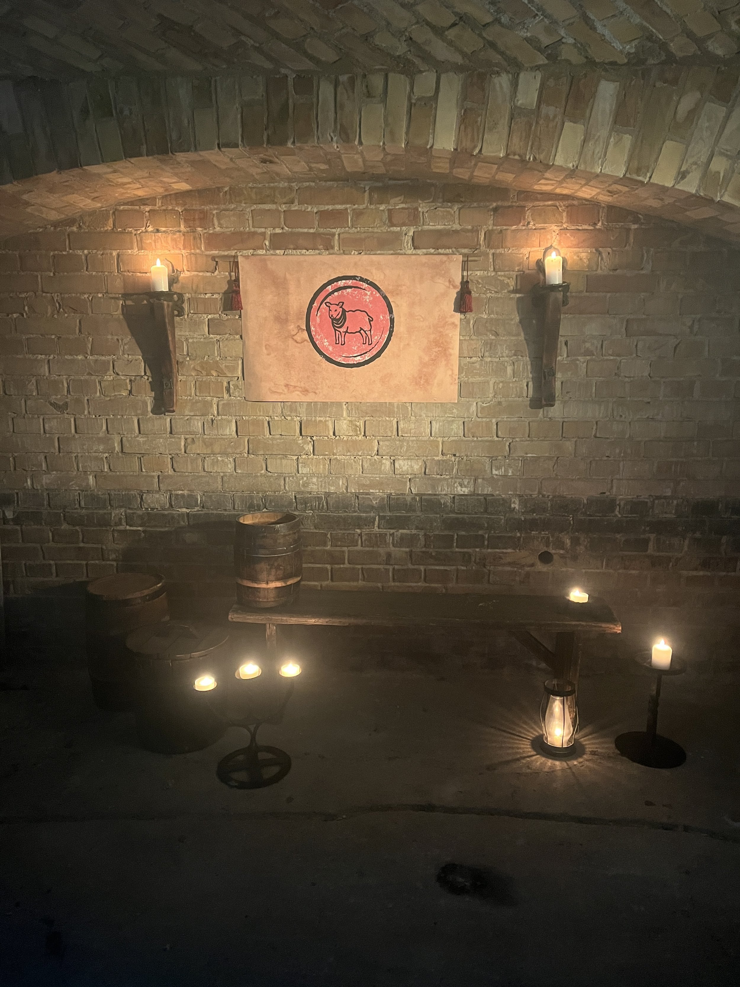 Beleuchtetes fertiges Set im Gewölbekeller für den DreamHack Trailer mit Kerzen und mittelalterlichem Dekor