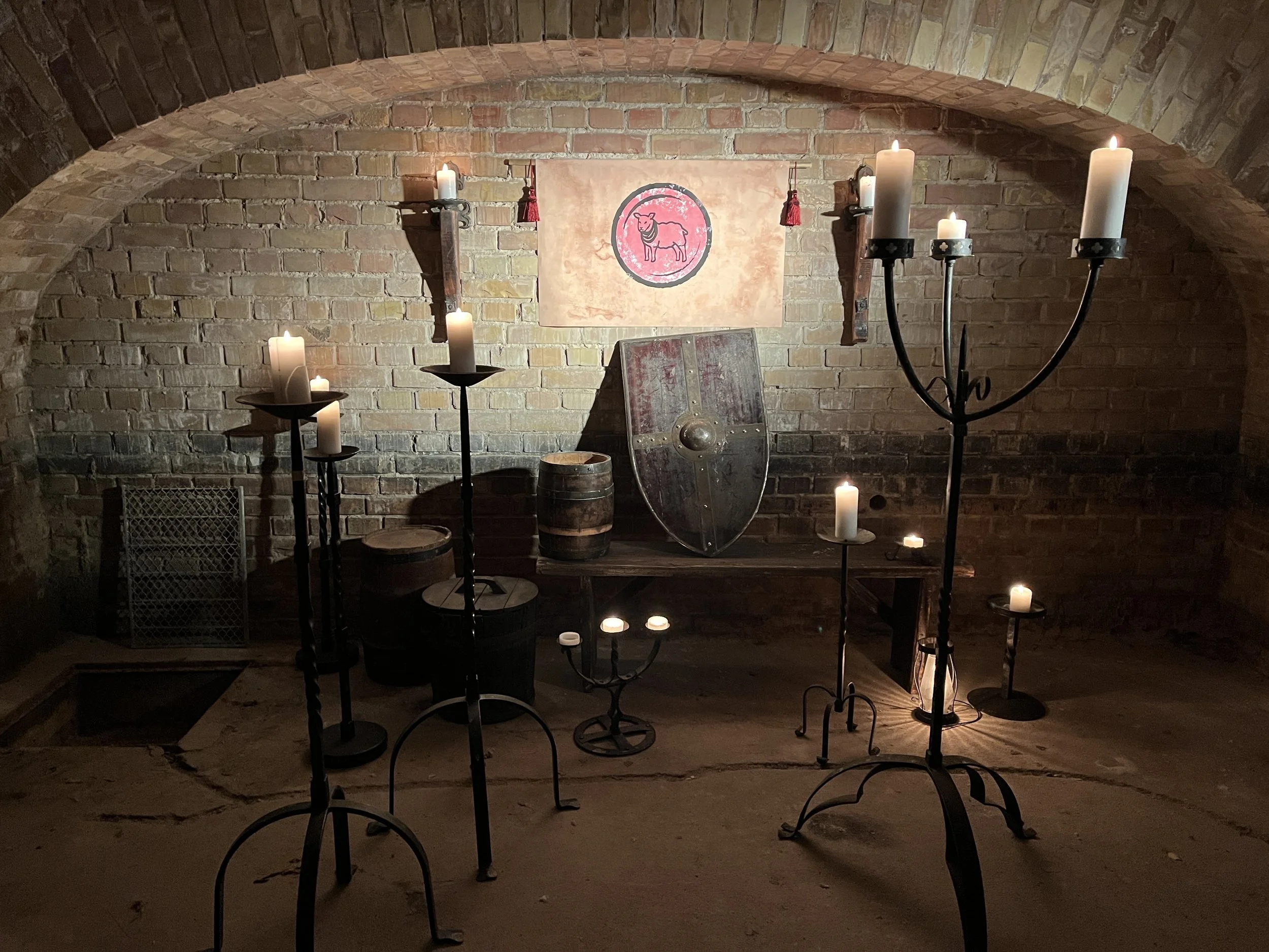 Fertig aufgebautes Set für den DreamHack Trailer: mittelalterlicher Keller mit Kerzenständern, Bannern und Schilden