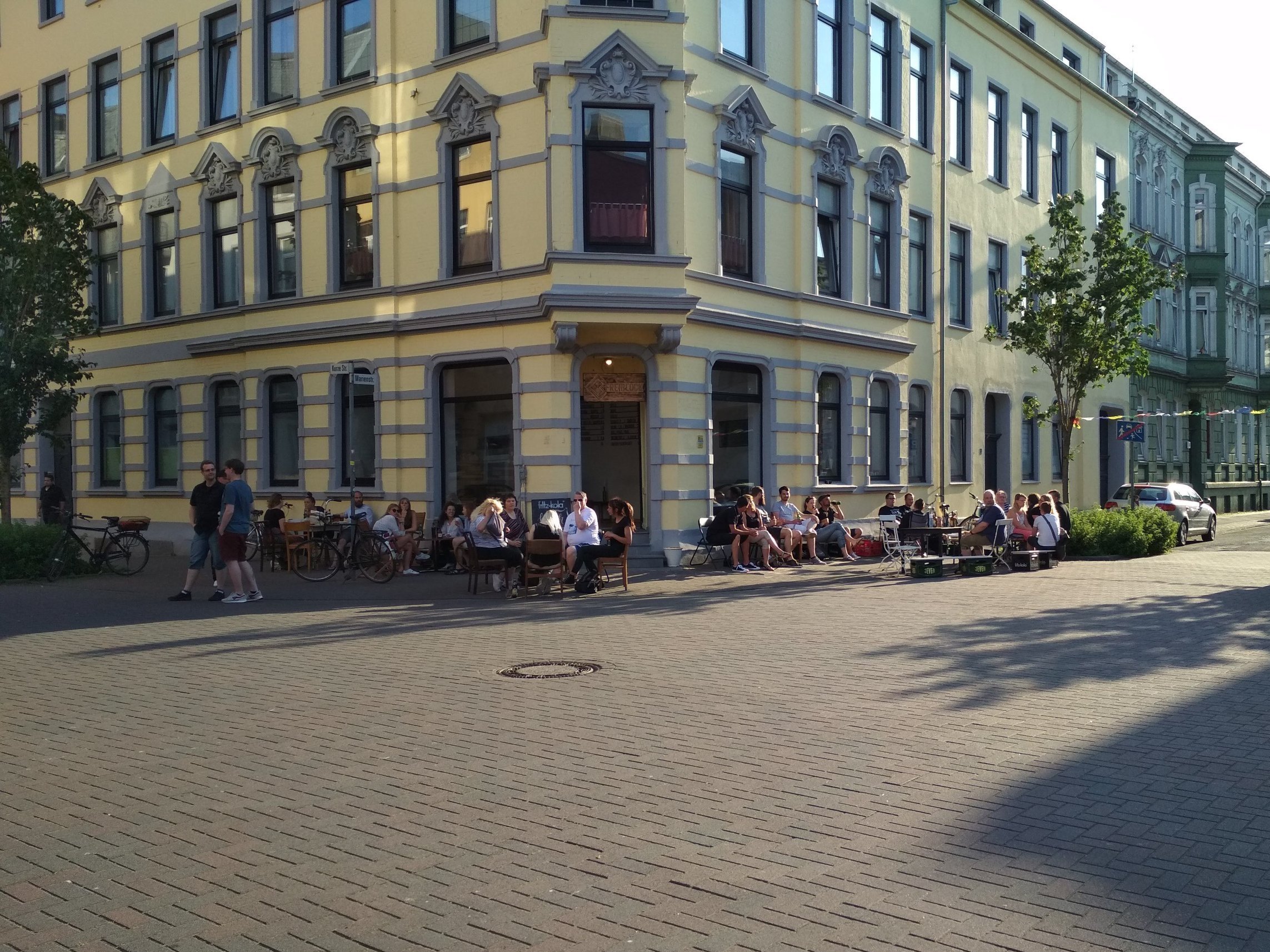 Straßenszene mit Außenbereich des Café Freiblock in Wilhelmshaven