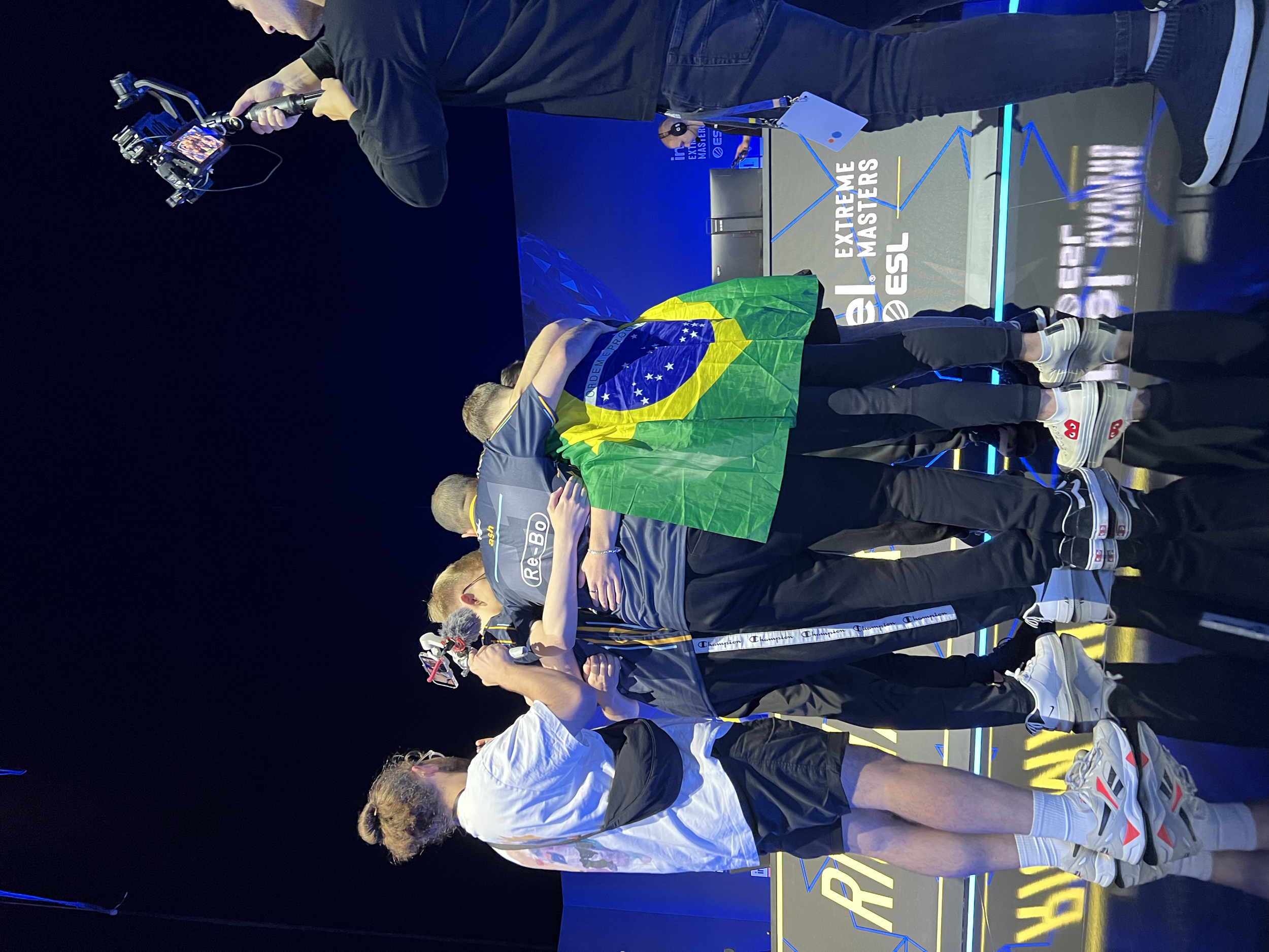 Team mit brasilianischer Flagge auf der Bühne eines internationalen E-Sport Turniers in Rio